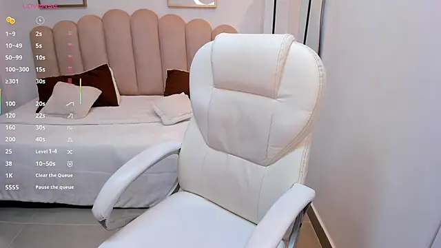 Karliie kloss  online show from November 17, 2025, 3:34 am