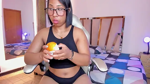 Elowen Clark online show from December 21, 2025, 8:05 pm