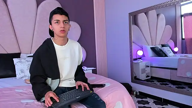 NickandAbby  online show from November 25, 2025, 12:16 pm