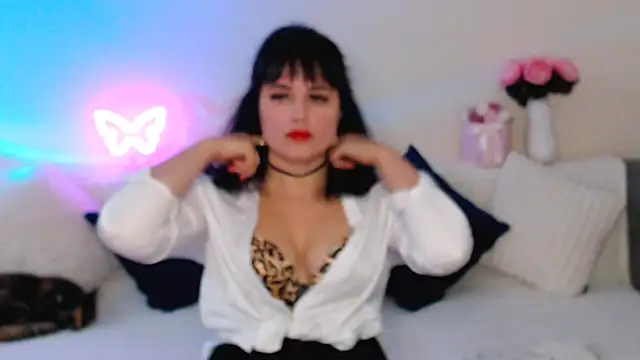 Bella Hillss online show from October 4, 2025, 6:06 pm