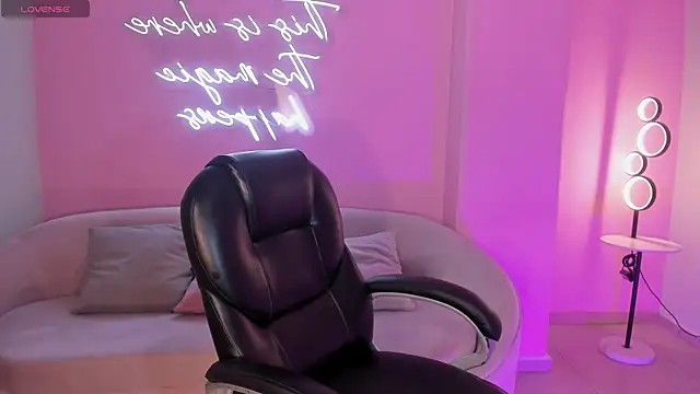 MiaLaurence online show from April 22, 2026, 7:26 pm