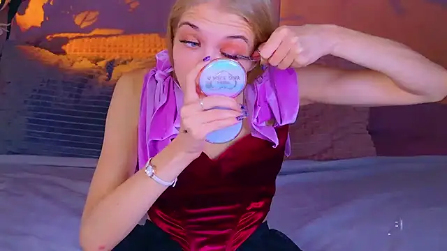 4example Chloe online show from October 22, 2025, 10:37 am