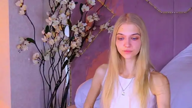 4example Chloe online show from November 13, 2025, 10:25 am