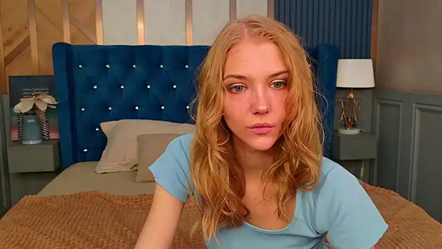 4example Chloe online show from April 8, 2026, 5:40 am