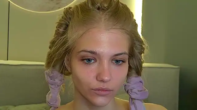 4example Chloe online show from April 21, 2026, 5:14 am