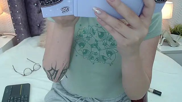 RavenLove  online show from September 28, 2025, 2:00 pm