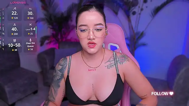 lunaarose online show from September 9, 2025, 4:23 am