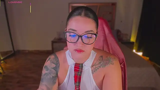 lunaarose online show from December 18, 2025, 1:00 am