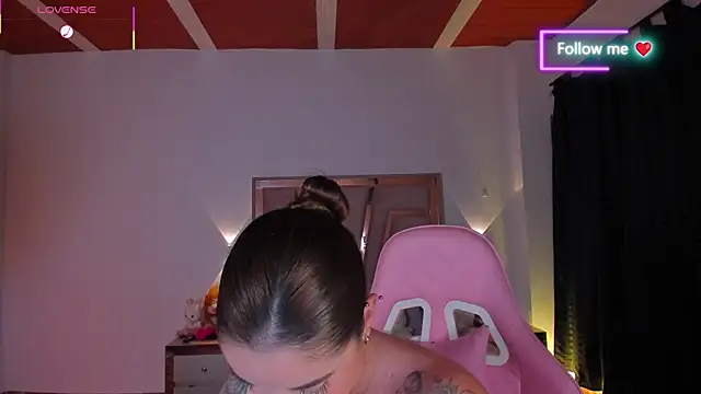 lunaarose online show from April 11, 2026, 7:45 am