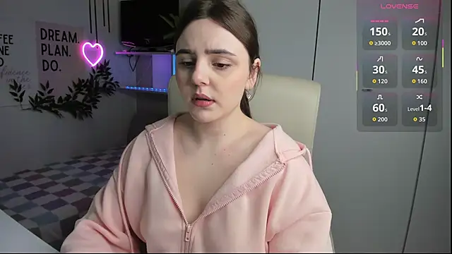 LiaWoow online show from September 28, 2025, 6:41 am