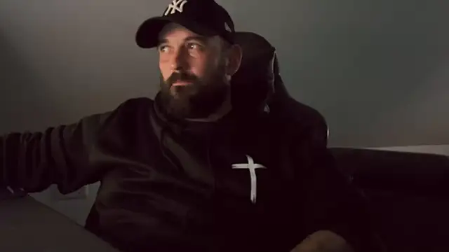 donchriiis92 online show from December 5, 2025, 6:26 pm