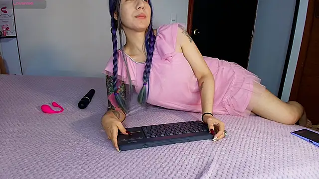 karlamoon23 online show from April 18, 2026, 12:14 am