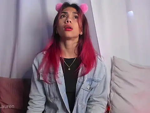 Laurenn 2 online show from October 14, 2025, 5:03 pm