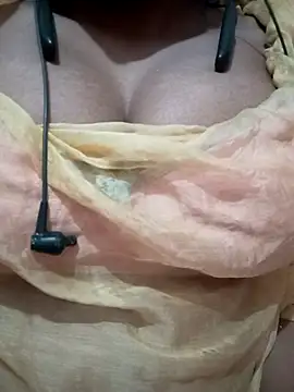 kaviyaponnu0987 online show from February 13, 2026, 8:38 pm