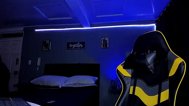 alexgiraldo   online show from October 13, 2025, 10:37 am