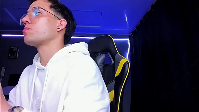 alexgiraldo   online show from November 14, 2025, 5:06 am