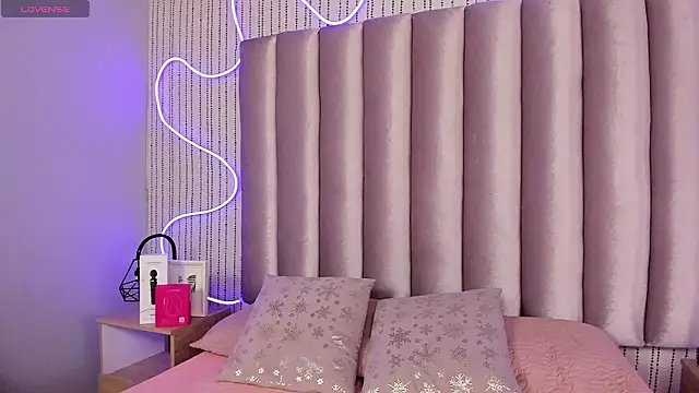 SamanthaPeachss online show from February 3, 2026, 11:04 am