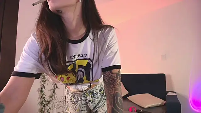 mishelkrave  online show from April 20, 2026, 12:46 am