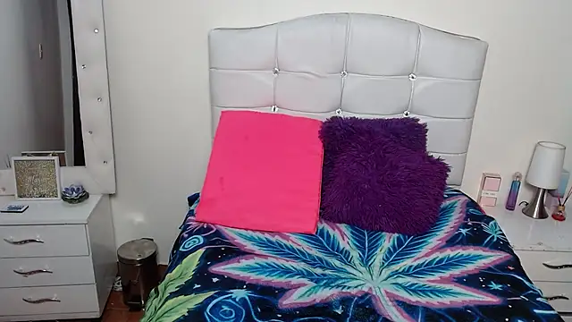 elapetitie online show from October 3, 2025, 4:42 am