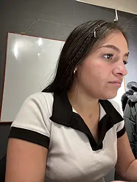 Alyha Cortes online show from September 19, 2025, 1:56 pm