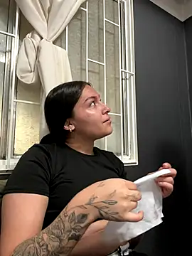 Alyha Cortes online show from December 19, 2025, 1:18 pm