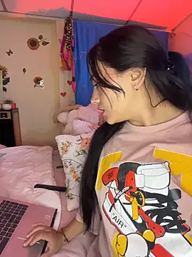 Snapshot of MiaRousexxx_ chatting on October 21, 2025, 12:33 am MiaRousexxx online show from October 21, 2025, 12:33 am