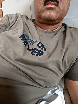 moonflower25 online show from December 4, 2025, 3:49 am