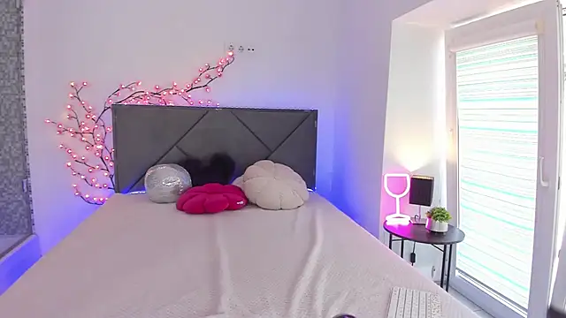 HollyTailors online show from September 15, 2025, 12:16 pm