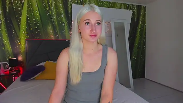 HollyTailors online show from October 29, 2025, 1:02 pm