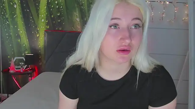 HollyTailors online show from April 15, 2026, 5:36 am