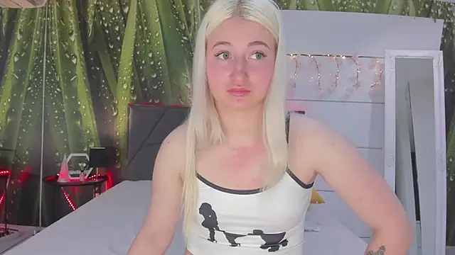 HollyTailors online show from April 19, 2026, 5:29 am