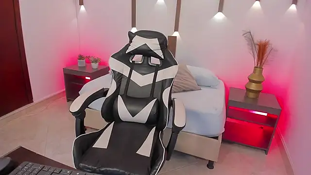 menny kiss online show from November 26, 2025, 2:23 am