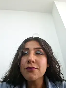 CAROLINE  07 online show from December 5, 2025, 2:14 pm