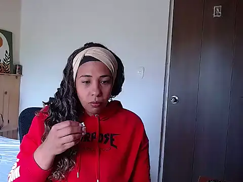 IVONNE COLLINS33 online show from September 23, 2025, 5:38 pm