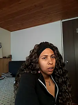 IVONNE COLLINS33 online show from November 6, 2025, 2:40 pm