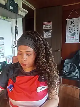 IVONNE COLLINS33 online show from April 17, 2026, 12:19 pm