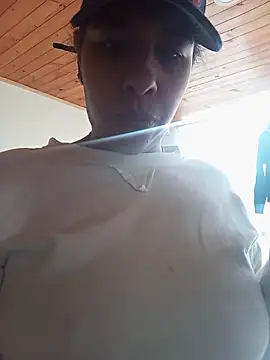 IVONNE COLLINS33 online show from April 21, 2026, 1:17 pm