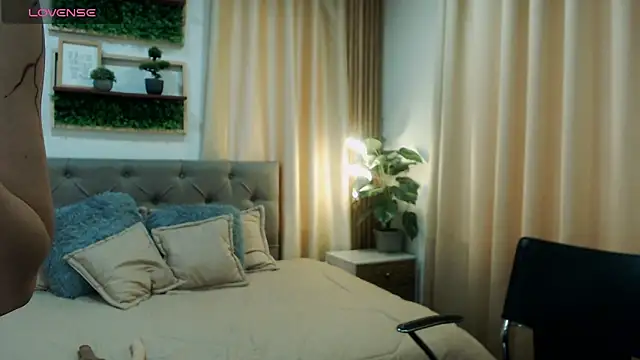 zohet kriss online show from October 21, 2025, 2:40 pm