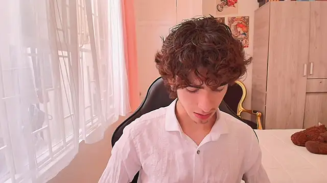 Nude Boy18 online show from October 15, 2025, 8:42 pm