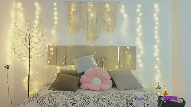 Little mia   online show from December 17, 2025, 10:38 pm