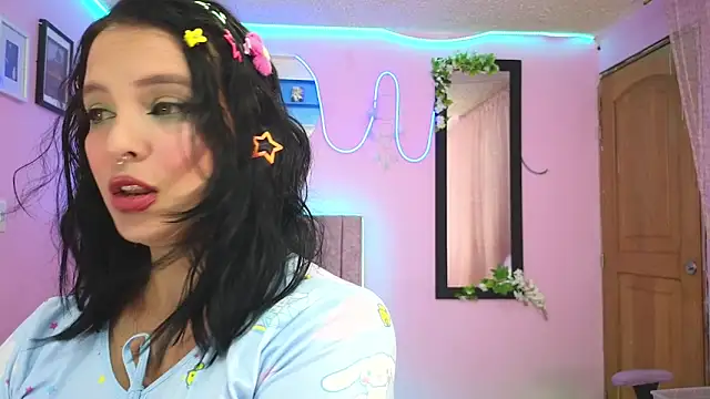 MiSofialeal online show from October 17, 2025, 3:47 pm