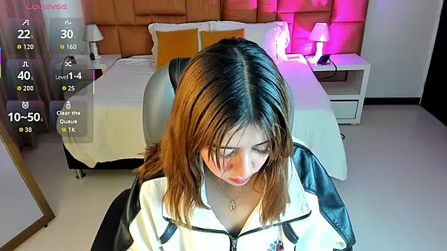 Catti Brie online show from October 6, 2025, 12:13 pm