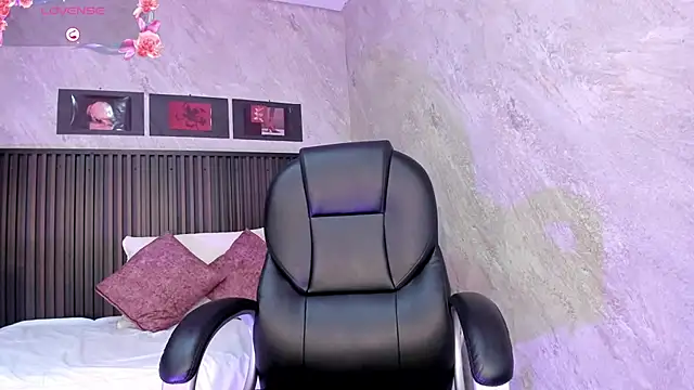 dark  nymph online show from September 9, 2025, 12:26 pm