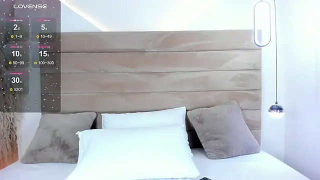 CarolineLee  online show from October 4, 2025, 11:03 pm