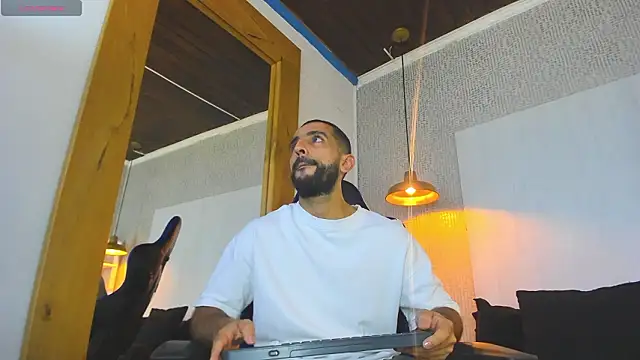 Yiyo10  online show from March 16, 2026, 8:35 pm