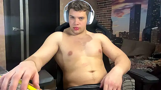 MusclePhantom online show from April 9, 2026, 8:03 pm