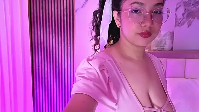 Snapshot of LunaRosse_ chatting on December 17, 2025, 11:38 am LunaRosse online show from December 17, 2025, 11:38 am