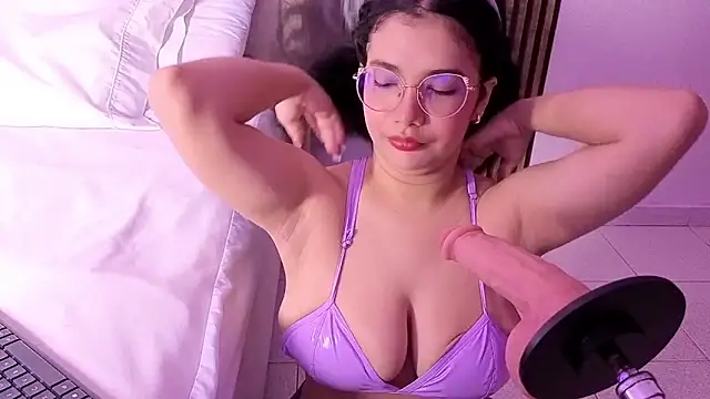 Snapshot of LunaRosse_ chatting on December 18, 2025, 11:49 am LunaRosse online show from December 18, 2025, 11:49 am