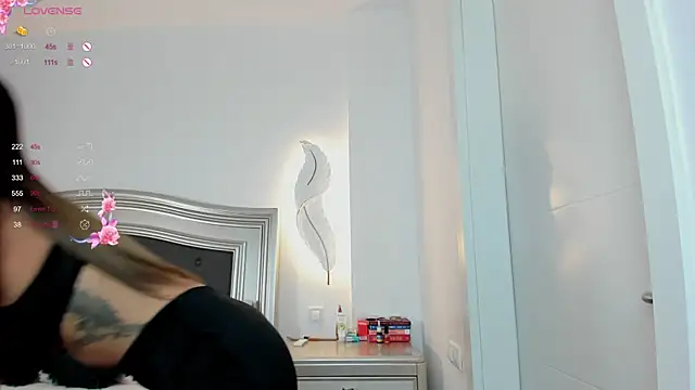 AmiraaLuxe online show from October 28, 2025, 3:04 pm