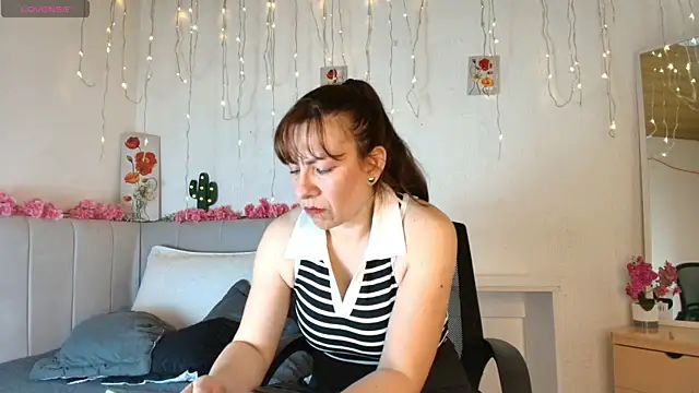 AmaraMoon  online show from September 11, 2025, 8:09 pm